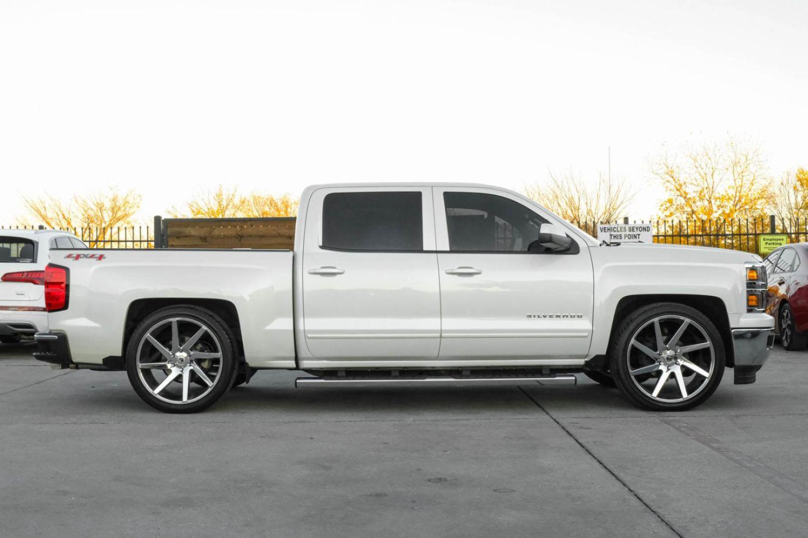 2015 WHITE Chevrolet Silverado 1500 LT Crew Cab 4WD (3GCUKRECXFG) with an 5.3L V8 OHV 16V engine, 6-Speed Automatic transmission, located at 2401 E Main St., Grand Prairie, TX, 75050, (972) 262-4440, 32.748981, -96.969643 - Photo#4