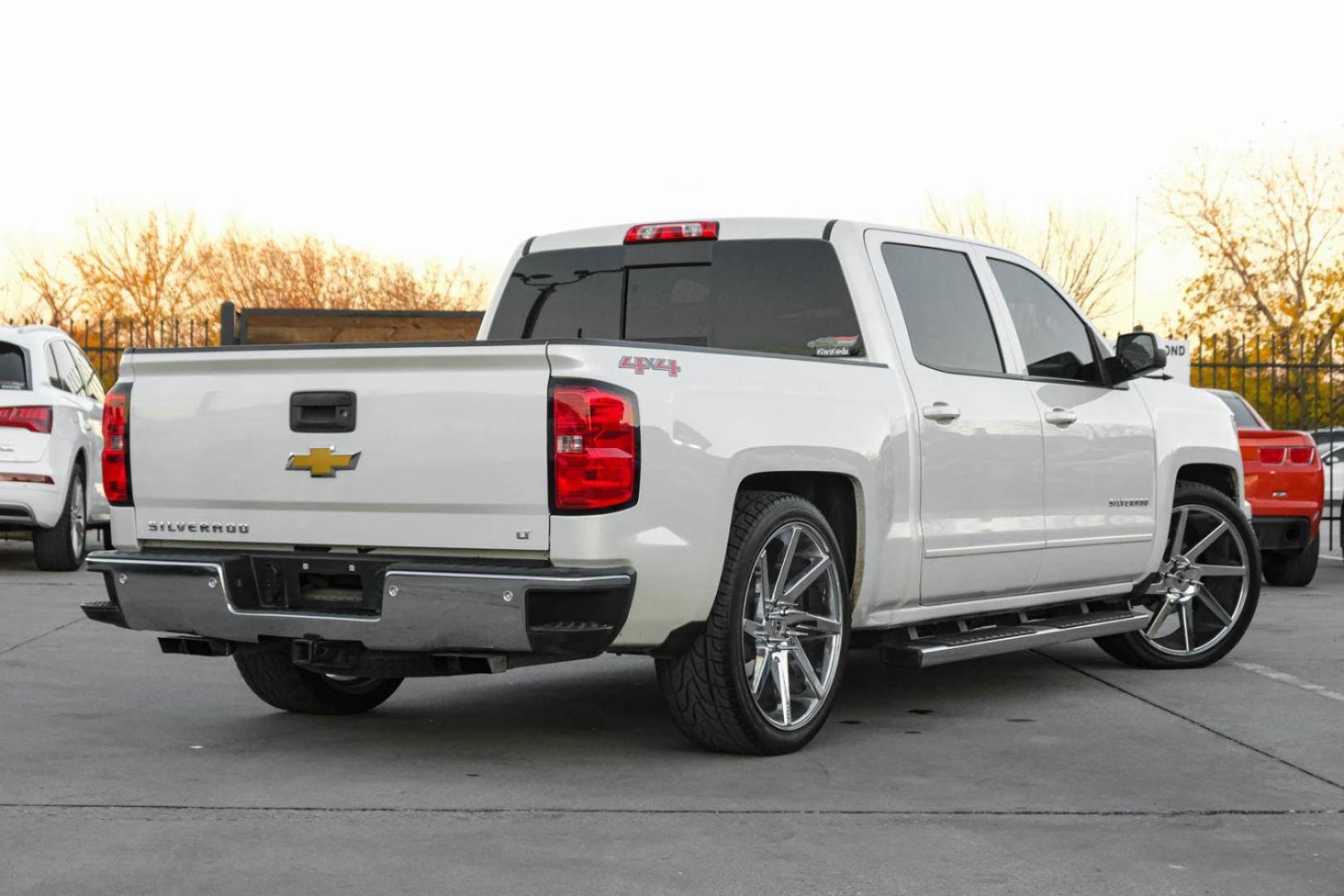 2015 WHITE Chevrolet Silverado 1500 LT Crew Cab 4WD (3GCUKRECXFG) with an 5.3L V8 OHV 16V engine, 6-Speed Automatic transmission, located at 2401 E Main St., Grand Prairie, TX, 75050, (972) 262-4440, 32.748981, -96.969643 - Photo#5