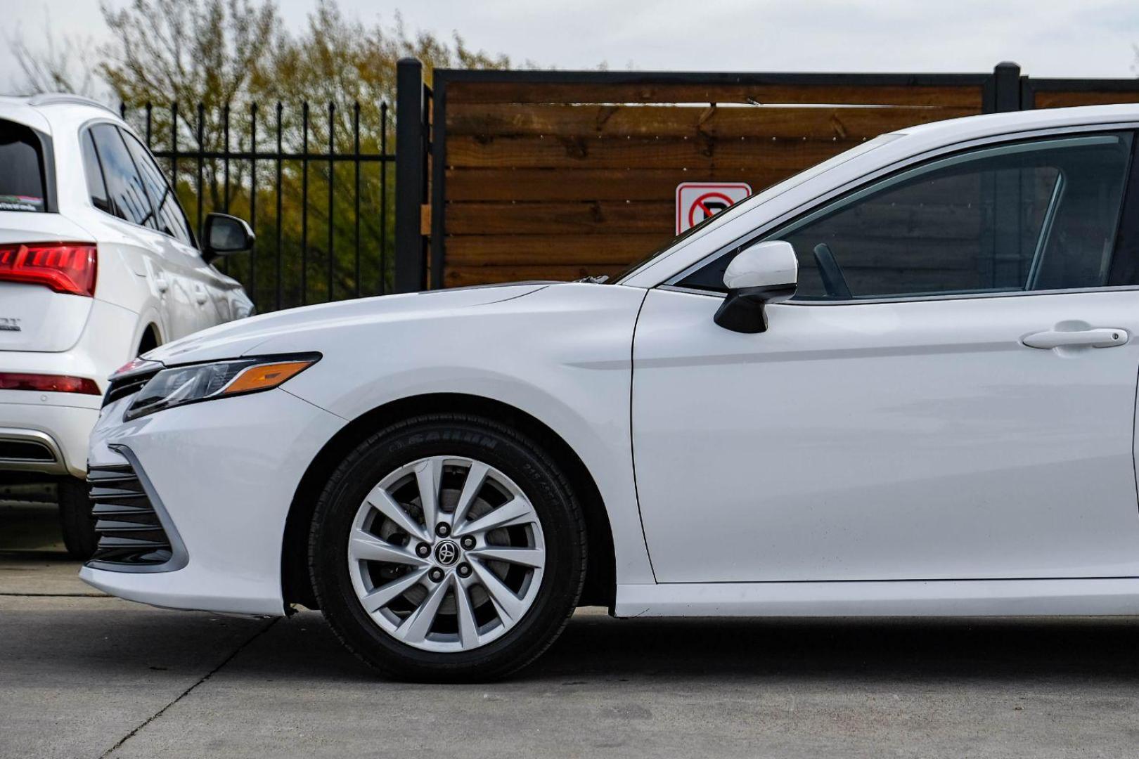 2022 White Toyota Camry LE (4T1C11AK7NU) with an 2.5L L4 DOHC 16V engine, 8-Speed Automatic transmission, located at 2401 E Main St., Grand Prairie, TX, 75050, (972) 262-4440, 32.748981, -96.969643 - Photo#9