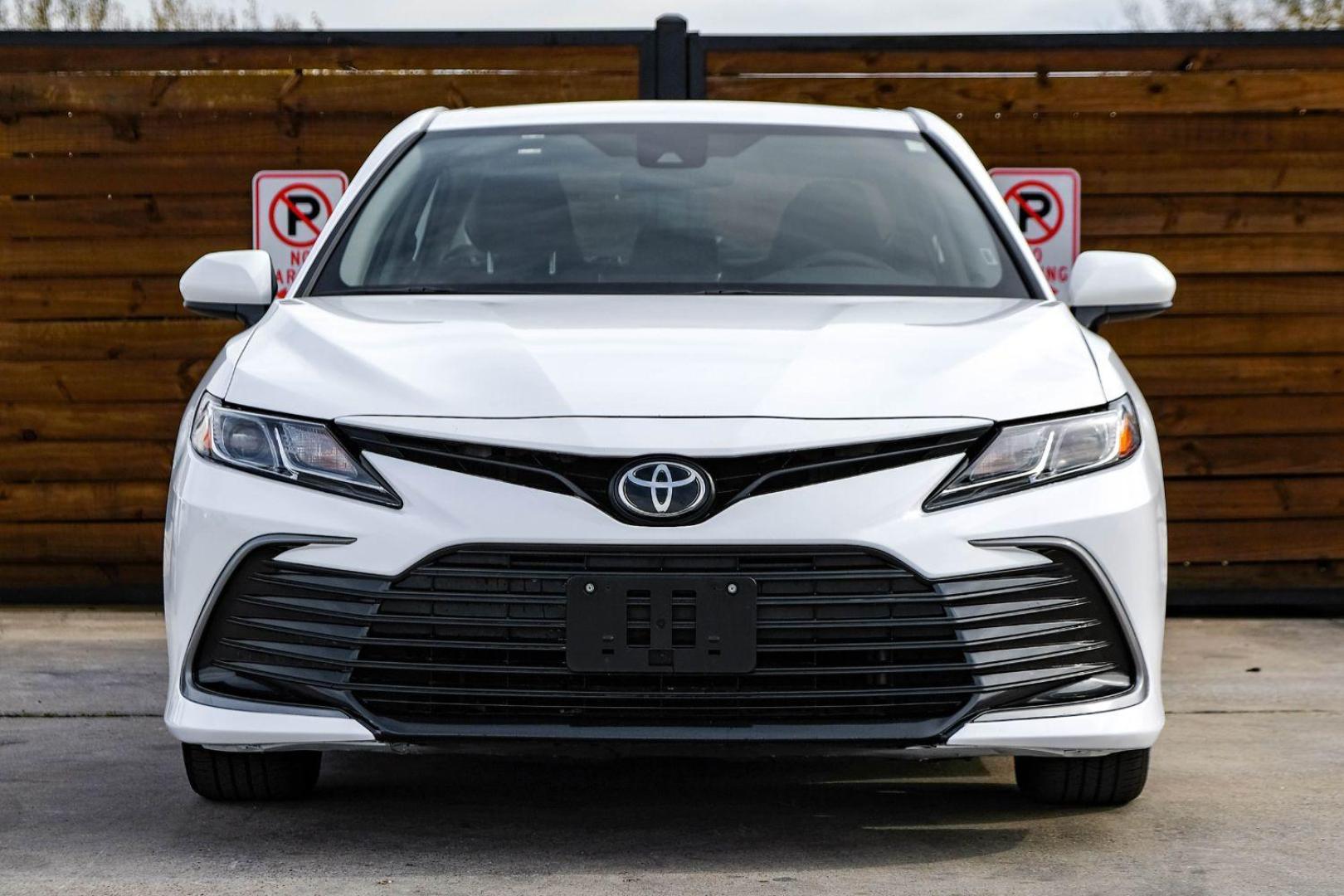 2022 White Toyota Camry LE (4T1C11AK7NU) with an 2.5L L4 DOHC 16V engine, 8-Speed Automatic transmission, located at 2401 E Main St., Grand Prairie, TX, 75050, (972) 262-4440, 32.748981, -96.969643 - Photo#2