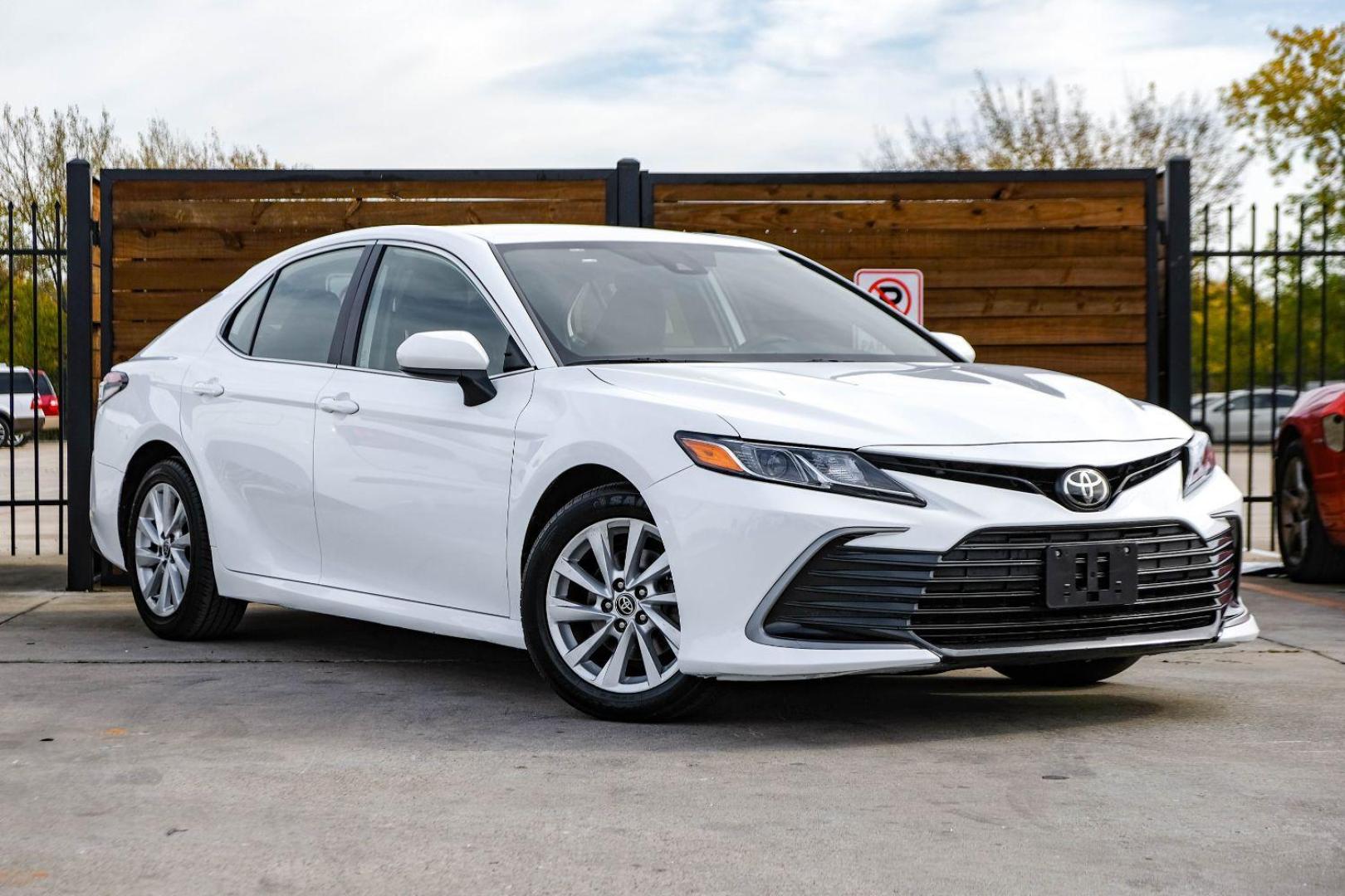 2022 White Toyota Camry LE (4T1C11AK7NU) with an 2.5L L4 DOHC 16V engine, 8-Speed Automatic transmission, located at 2401 E Main St., Grand Prairie, TX, 75050, (972) 262-4440, 32.748981, -96.969643 - Photo#3