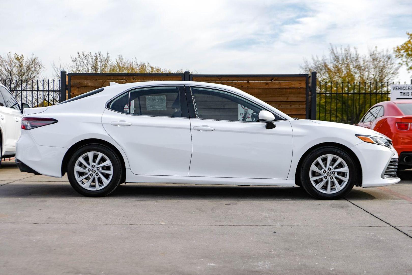 2022 White Toyota Camry LE (4T1C11AK7NU) with an 2.5L L4 DOHC 16V engine, 8-Speed Automatic transmission, located at 2401 E Main St., Grand Prairie, TX, 75050, (972) 262-4440, 32.748981, -96.969643 - Photo#4