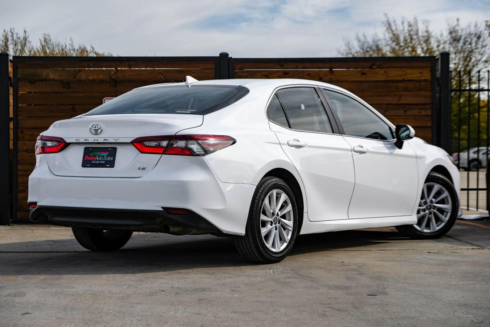 2022 White Toyota Camry LE (4T1C11AK7NU) with an 2.5L L4 DOHC 16V engine, 8-Speed Automatic transmission, located at 2401 E Main St., Grand Prairie, TX, 75050, (972) 262-4440, 32.748981, -96.969643 - Photo#5