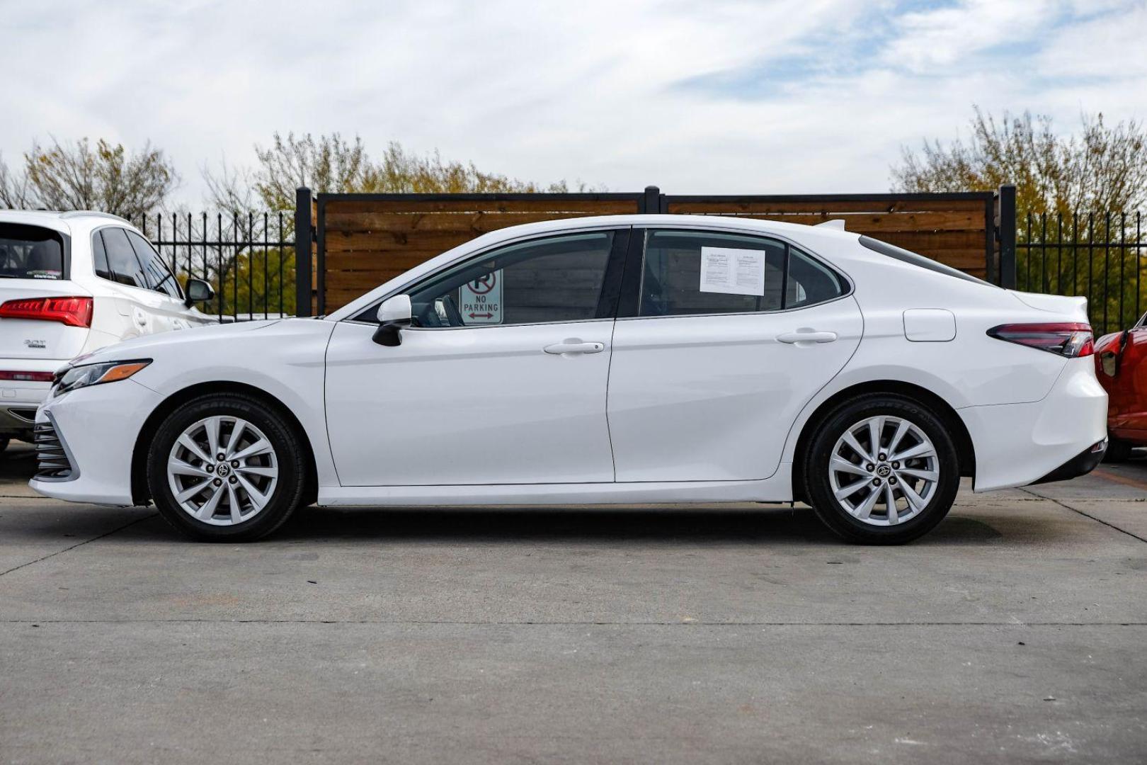 2022 White Toyota Camry LE (4T1C11AK7NU) with an 2.5L L4 DOHC 16V engine, 8-Speed Automatic transmission, located at 2401 E Main St., Grand Prairie, TX, 75050, (972) 262-4440, 32.748981, -96.969643 - Photo#8