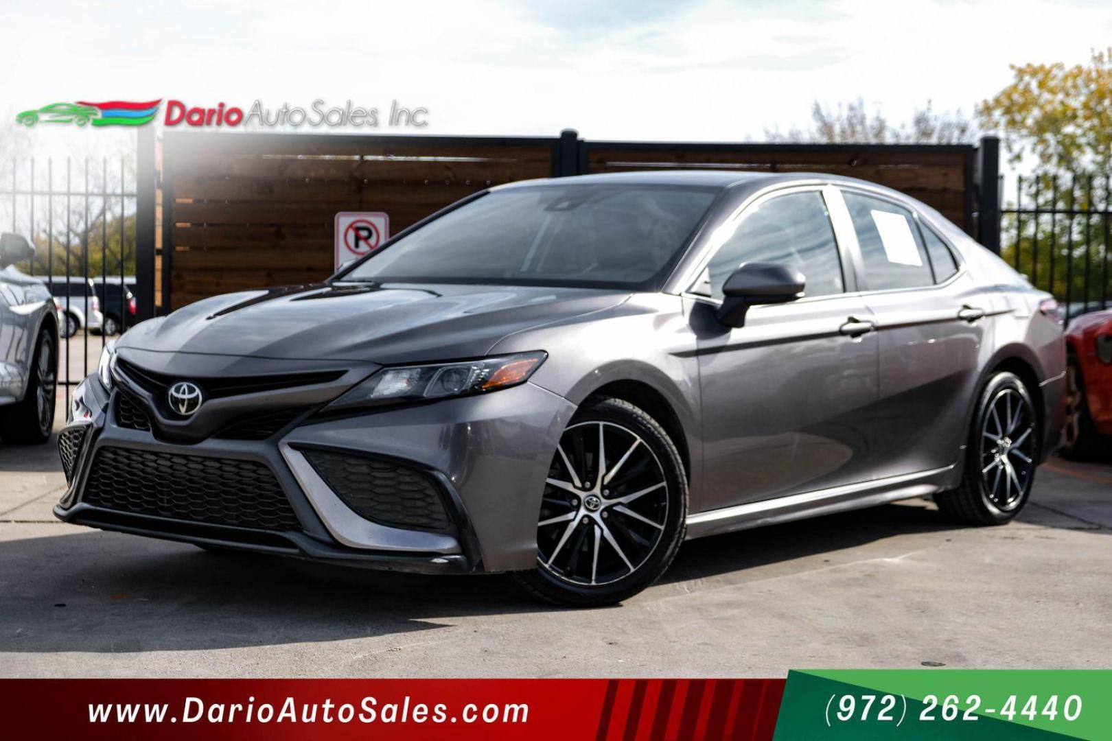 2021 GRAY Toyota Camry SE (4T1G11AK1MU) with an 2.5L L4 DOHC 16V engine, 8-Speed Automatic transmission, located at 2401 E Main St., Grand Prairie, TX, 75050, (972) 262-4440, 32.748981, -96.969643 - Photo#0