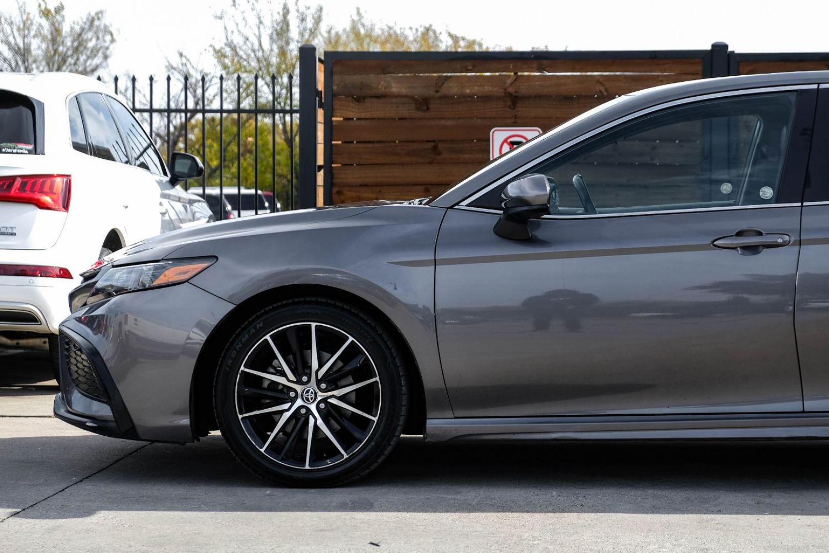 2021 GRAY Toyota Camry SE (4T1G11AK1MU) with an 2.5L L4 DOHC 16V engine, 8-Speed Automatic transmission, located at 2401 E Main St., Grand Prairie, TX, 75050, (972) 262-4440, 32.748981, -96.969643 - Photo#9