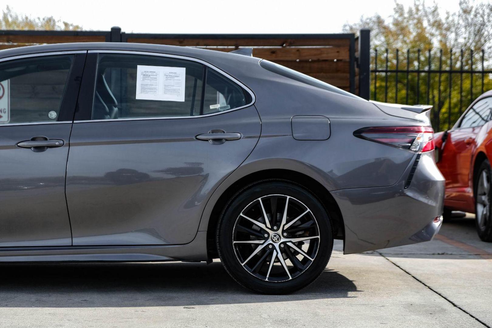 2021 GRAY Toyota Camry SE (4T1G11AK1MU) with an 2.5L L4 DOHC 16V engine, 8-Speed Automatic transmission, located at 2401 E Main St., Grand Prairie, TX, 75050, (972) 262-4440, 32.748981, -96.969643 - Photo#10