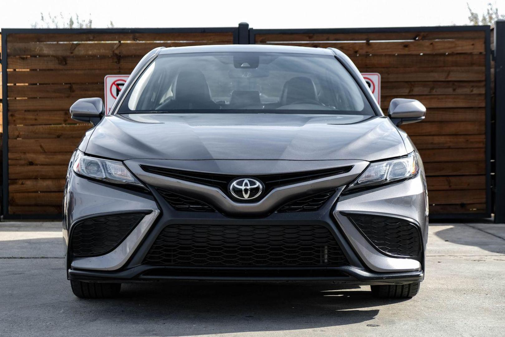 2021 GRAY Toyota Camry SE (4T1G11AK1MU) with an 2.5L L4 DOHC 16V engine, 8-Speed Automatic transmission, located at 2401 E Main St., Grand Prairie, TX, 75050, (972) 262-4440, 32.748981, -96.969643 - Photo#2