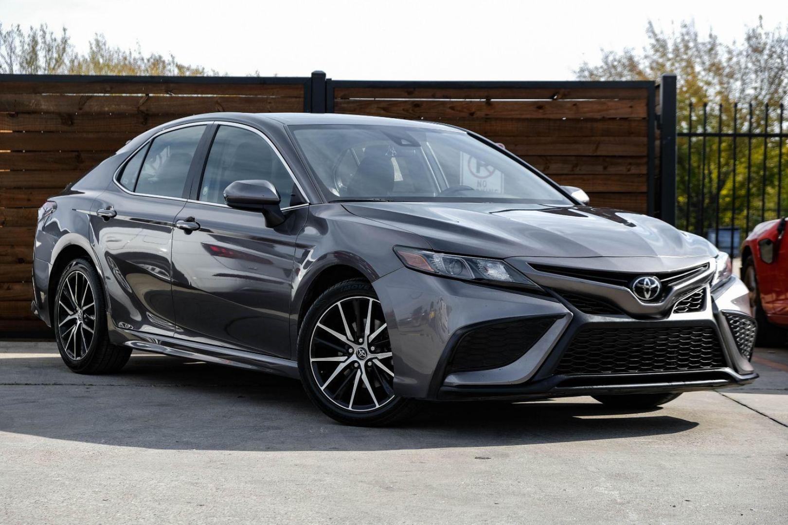 2021 GRAY Toyota Camry SE (4T1G11AK1MU) with an 2.5L L4 DOHC 16V engine, 8-Speed Automatic transmission, located at 2401 E Main St., Grand Prairie, TX, 75050, (972) 262-4440, 32.748981, -96.969643 - Photo#3