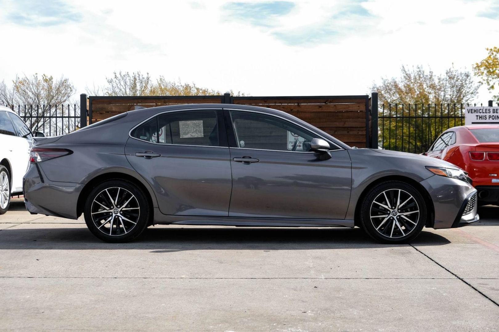 2021 GRAY Toyota Camry SE (4T1G11AK1MU) with an 2.5L L4 DOHC 16V engine, 8-Speed Automatic transmission, located at 2401 E Main St., Grand Prairie, TX, 75050, (972) 262-4440, 32.748981, -96.969643 - Photo#4