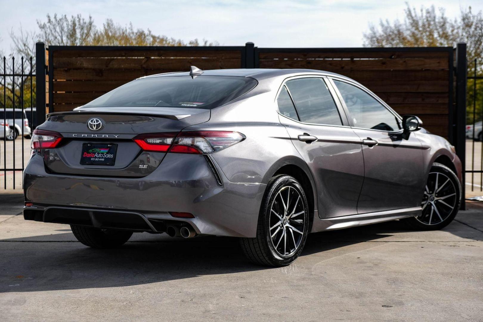 2021 GRAY Toyota Camry SE (4T1G11AK1MU) with an 2.5L L4 DOHC 16V engine, 8-Speed Automatic transmission, located at 2401 E Main St., Grand Prairie, TX, 75050, (972) 262-4440, 32.748981, -96.969643 - Photo#5