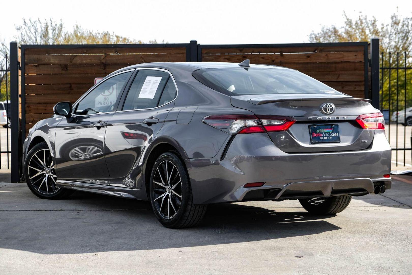 2021 GRAY Toyota Camry SE (4T1G11AK1MU) with an 2.5L L4 DOHC 16V engine, 8-Speed Automatic transmission, located at 2401 E Main St., Grand Prairie, TX, 75050, (972) 262-4440, 32.748981, -96.969643 - Photo#7