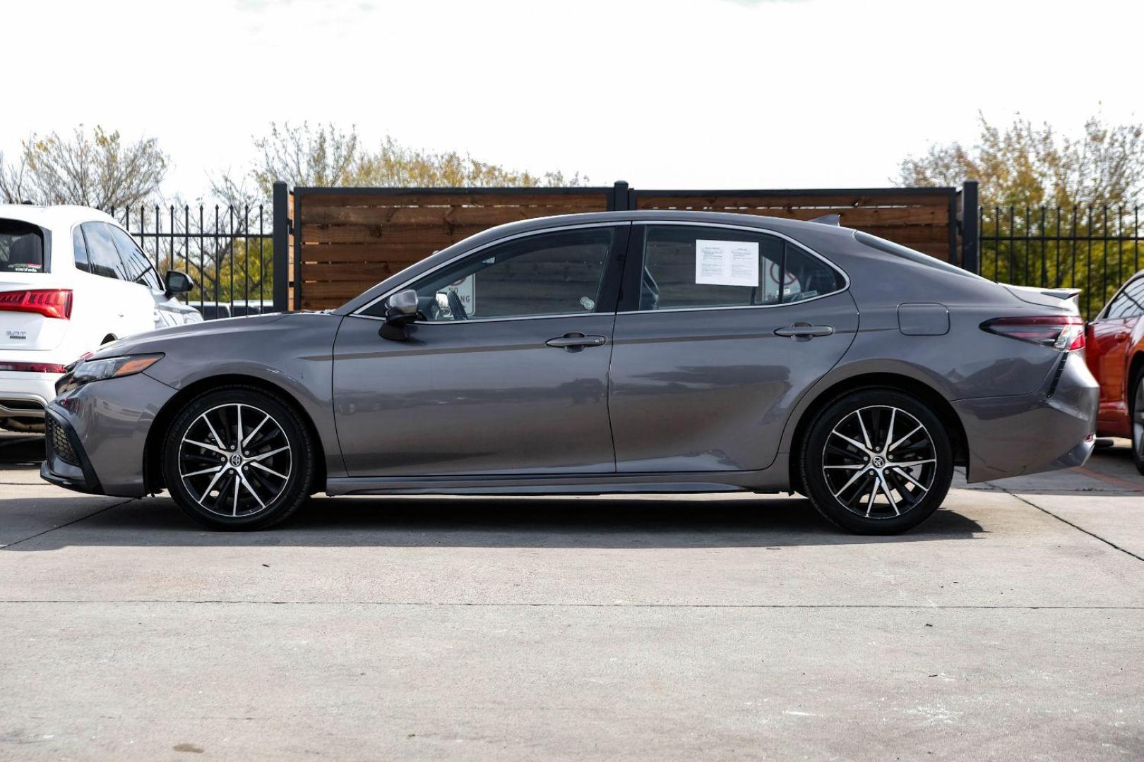 2021 GRAY Toyota Camry SE (4T1G11AK1MU) with an 2.5L L4 DOHC 16V engine, 8-Speed Automatic transmission, located at 2401 E Main St., Grand Prairie, TX, 75050, (972) 262-4440, 32.748981, -96.969643 - Photo#8