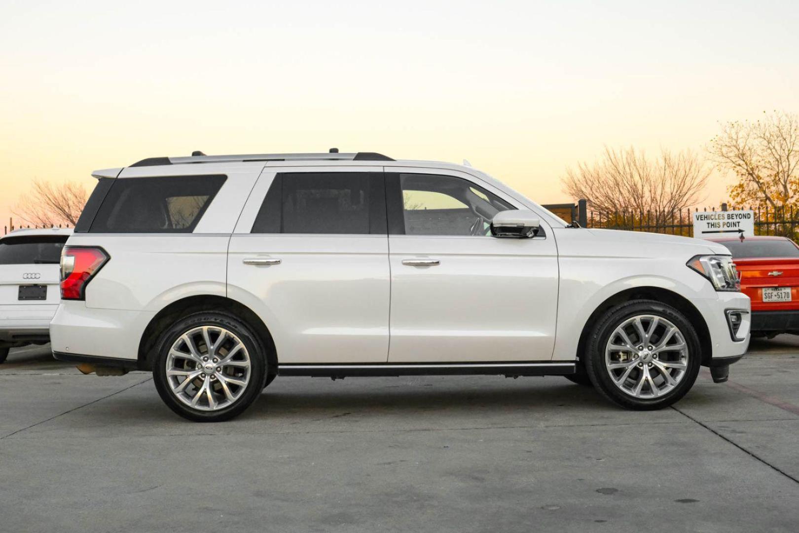 2018 WHITE Ford Expedition Limited 2WD (1FMJU1KT3JE) with an 3.5L V6 DOHC 24V FFV engine, 6-Speed Automatic transmission, located at 2401 E Main St., Grand Prairie, TX, 75050, (972) 262-4440, 32.748981, -96.969643 - Photo#4