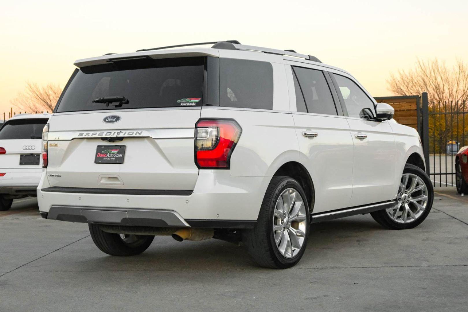 2018 WHITE Ford Expedition Limited 2WD (1FMJU1KT3JE) with an 3.5L V6 DOHC 24V FFV engine, 6-Speed Automatic transmission, located at 2401 E Main St., Grand Prairie, TX, 75050, (972) 262-4440, 32.748981, -96.969643 - Photo#5