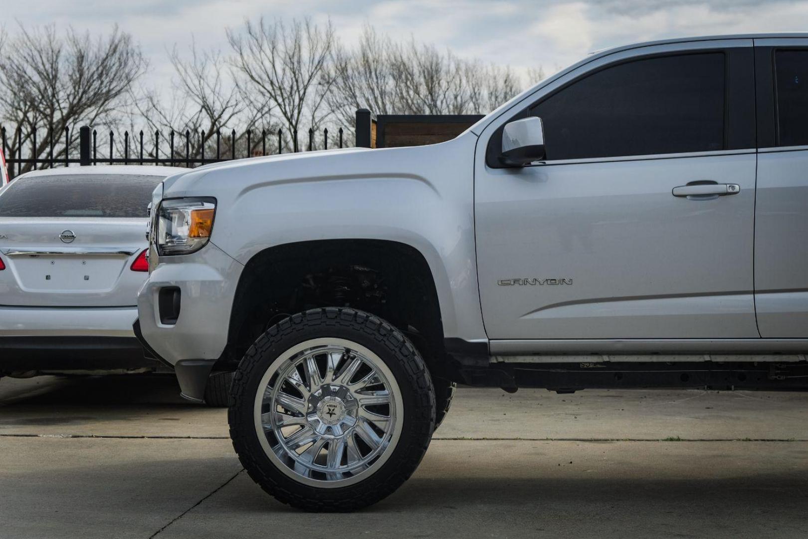 2018 SILVER GMC Canyon SLE Crew Cab 2WD (1GTG5CEN6J1) with an 3.6L V6 DOHC 24V engine, 6-Speed Automatic transmission, located at 2401 E Main St., Grand Prairie, TX, 75050, (972) 262-4440, 32.748981, -96.969643 - Photo#9