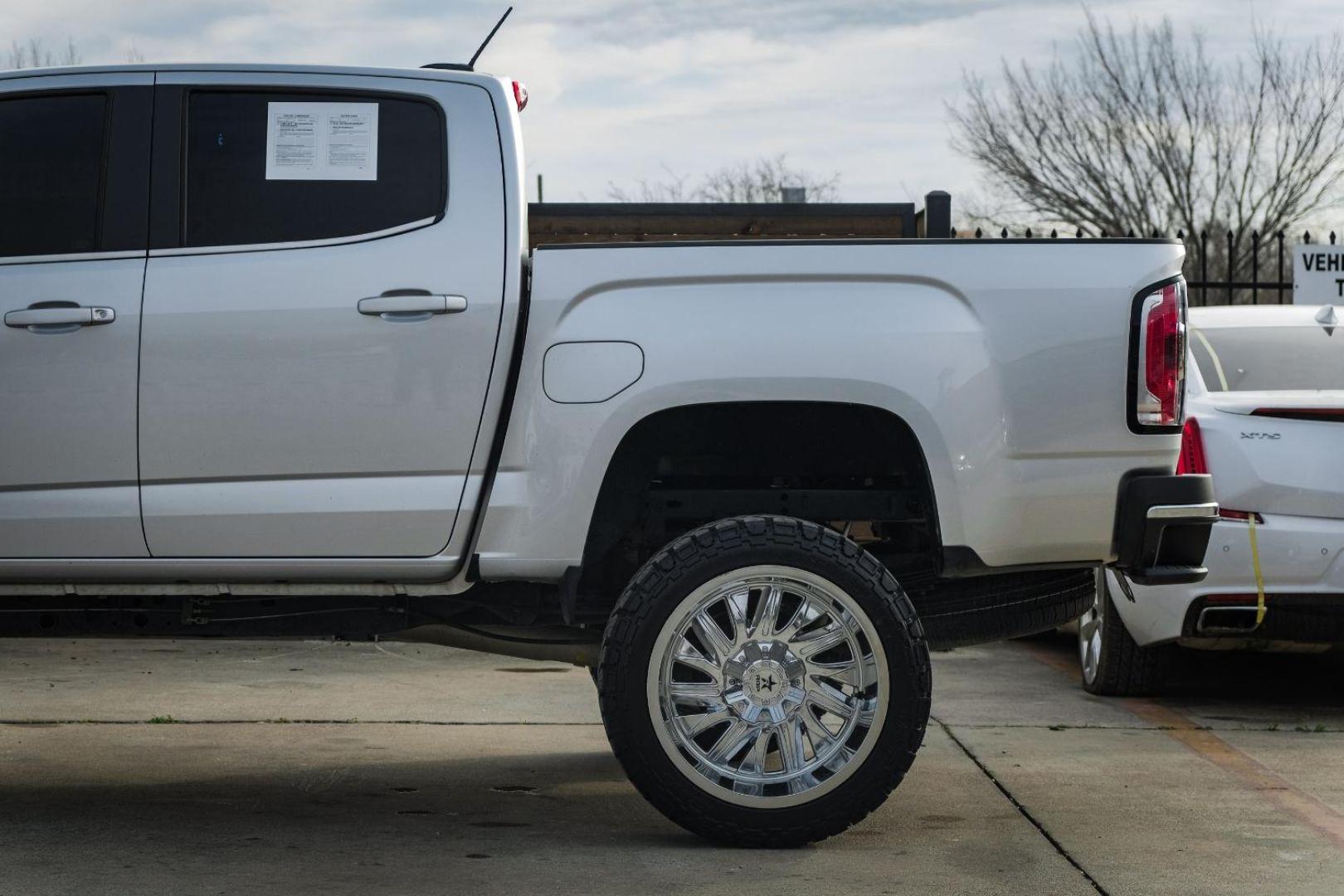 2018 SILVER GMC Canyon SLE Crew Cab 2WD (1GTG5CEN6J1) with an 3.6L V6 DOHC 24V engine, 6-Speed Automatic transmission, located at 2401 E Main St., Grand Prairie, TX, 75050, (972) 262-4440, 32.748981, -96.969643 - Photo#10