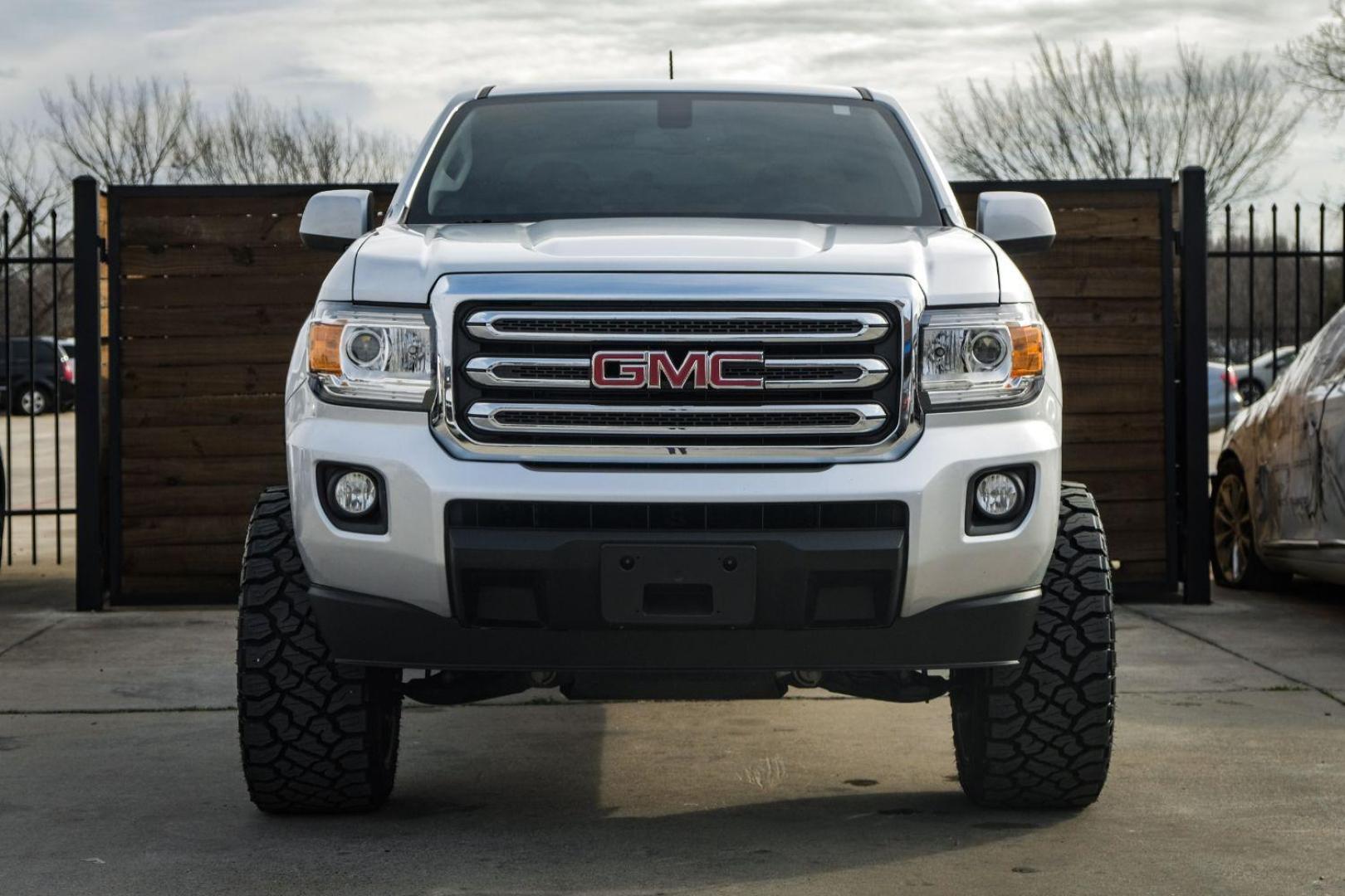 2018 SILVER GMC Canyon SLE Crew Cab 2WD (1GTG5CEN6J1) with an 3.6L V6 DOHC 24V engine, 6-Speed Automatic transmission, located at 2401 E Main St., Grand Prairie, TX, 75050, (972) 262-4440, 32.748981, -96.969643 - Photo#2