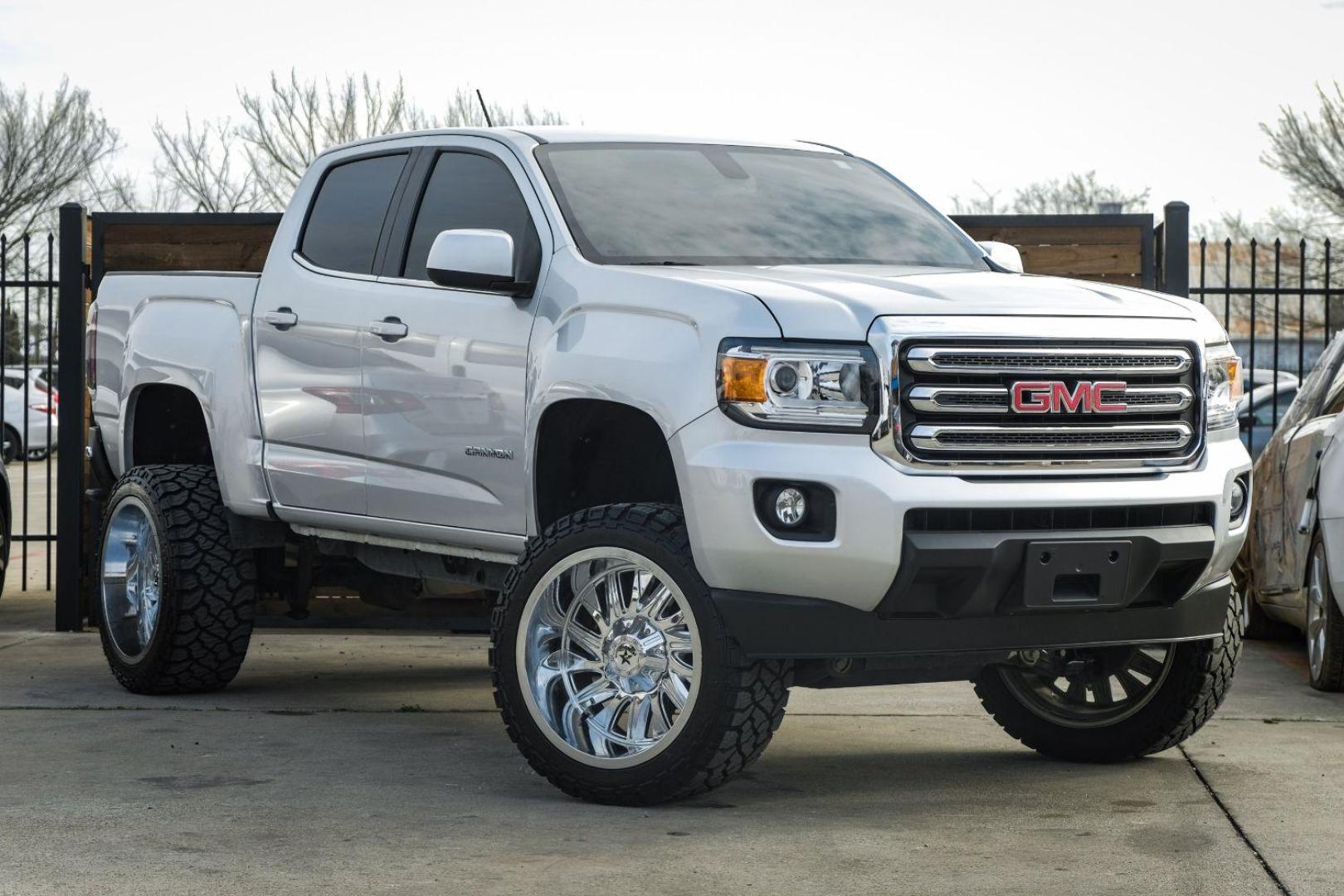 2018 SILVER GMC Canyon SLE Crew Cab 2WD (1GTG5CEN6J1) with an 3.6L V6 DOHC 24V engine, 6-Speed Automatic transmission, located at 2401 E Main St., Grand Prairie, TX, 75050, (972) 262-4440, 32.748981, -96.969643 - Photo#3