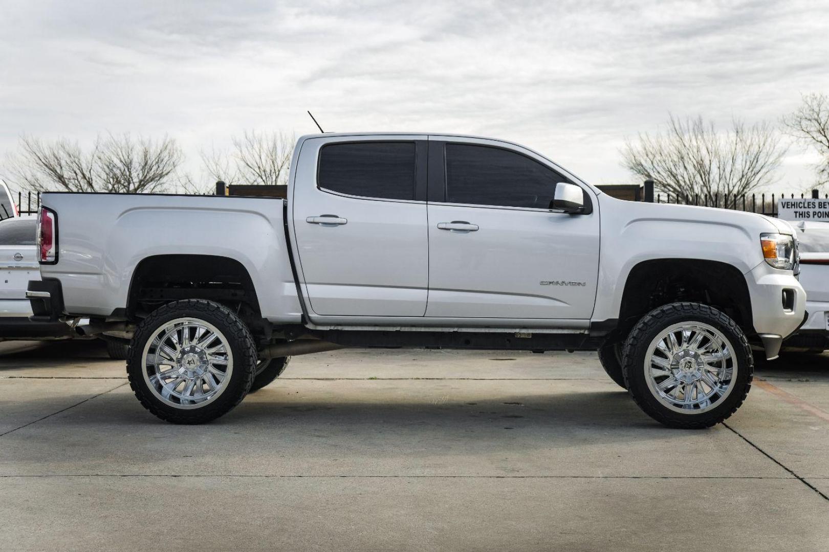 2018 SILVER GMC Canyon SLE Crew Cab 2WD (1GTG5CEN6J1) with an 3.6L V6 DOHC 24V engine, 6-Speed Automatic transmission, located at 2401 E Main St., Grand Prairie, TX, 75050, (972) 262-4440, 32.748981, -96.969643 - Photo#4