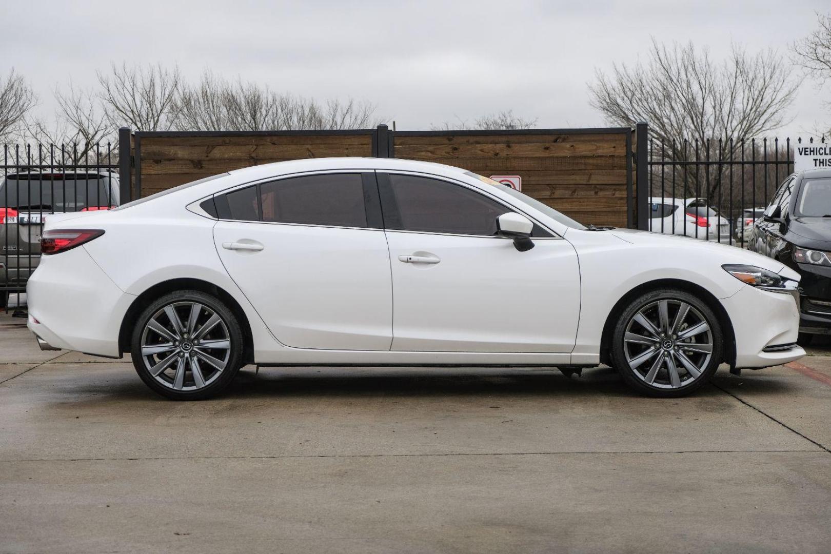 2018 WHITE Mazda MAZDA6 Touring 6A (JM1GL1VM9J1) with an 2.5L L4 DOHC 16V engine, 6-Speed Automatic transmission, located at 2401 E Main St., Grand Prairie, TX, 75050, (972) 262-4440, 32.748981, -96.969643 - Photo#4