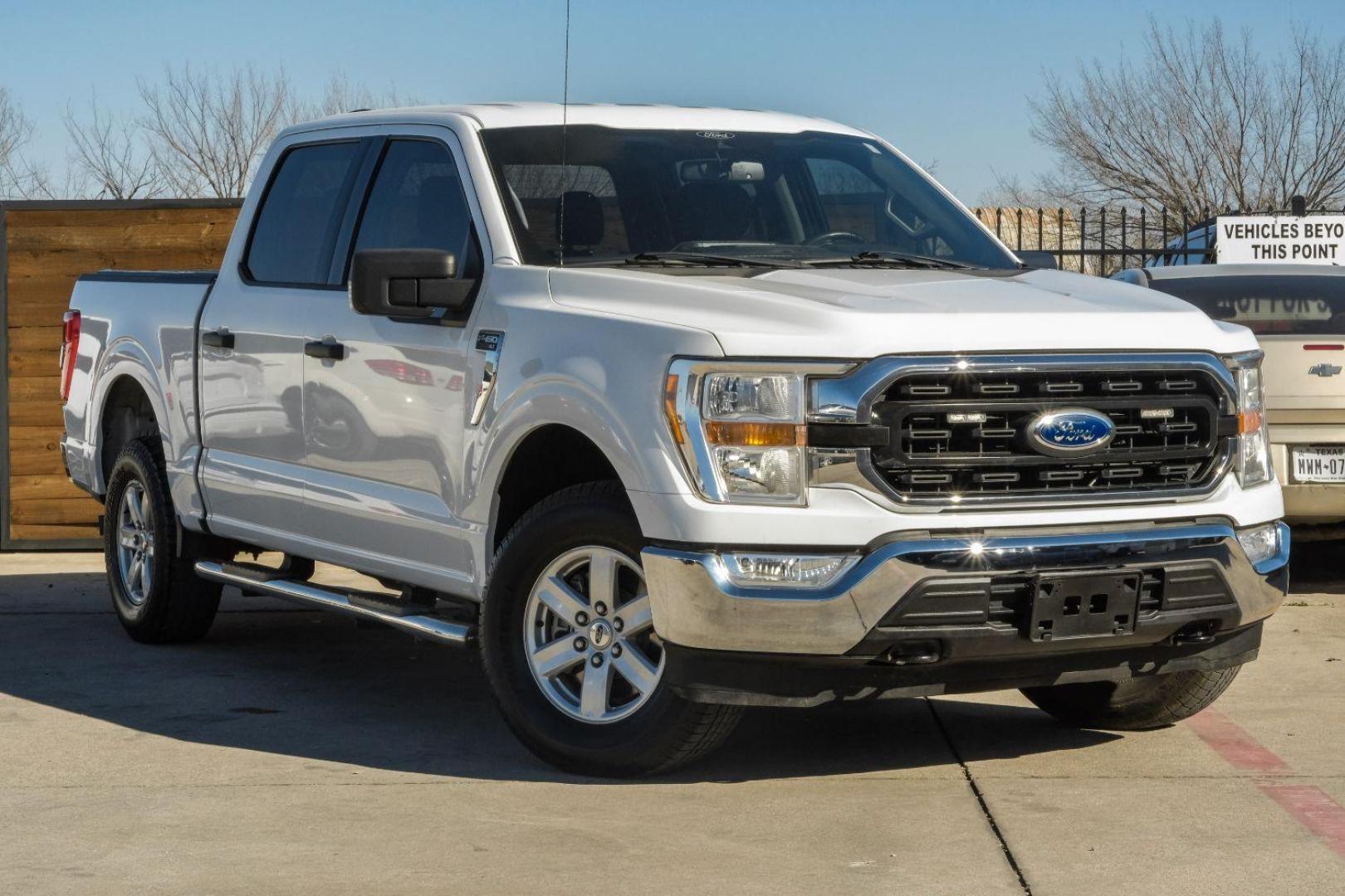 2021 WHITE Ford F-150 XLT SuperCrew 5.5-ft. Bed 4WD (1FTFW1E5XMF) with an 5.0L V8 OHV 16V engine, 6-Speed Automatic transmission, located at 2401 E Main St., Grand Prairie, TX, 75050, (972) 262-4440, 32.748981, -96.969643 - Photo#3