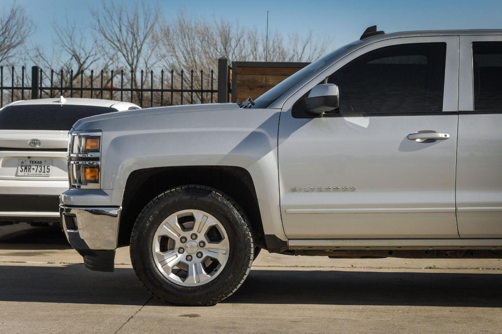 2015 SILVER Chevrolet Silverado 1500 LT Crew Cab 4WD (3GCUKREC7FG) with an 5.3L V8 OHV 16V engine, 6-Speed Automatic transmission, located at 2401 E Main St., Grand Prairie, TX, 75050, (972) 262-4440, 32.748981, -96.969643 - Photo#9