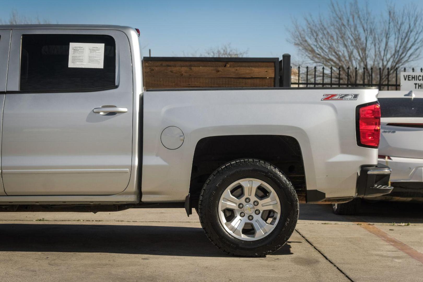 2015 SILVER Chevrolet Silverado 1500 LT Crew Cab 4WD (3GCUKREC7FG) with an 5.3L V8 OHV 16V engine, 6-Speed Automatic transmission, located at 2401 E Main St., Grand Prairie, TX, 75050, (972) 262-4440, 32.748981, -96.969643 - Photo#10