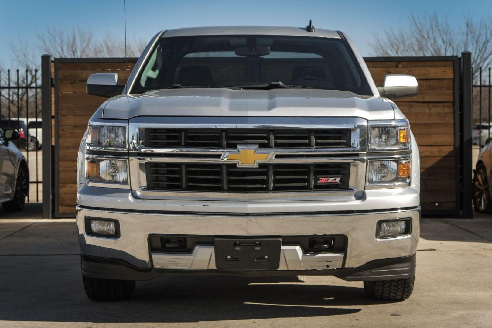 2015 SILVER Chevrolet Silverado 1500 LT Crew Cab 4WD (3GCUKREC7FG) with an 5.3L V8 OHV 16V engine, 6-Speed Automatic transmission, located at 2401 E Main St., Grand Prairie, TX, 75050, (972) 262-4440, 32.748981, -96.969643 - Photo#2