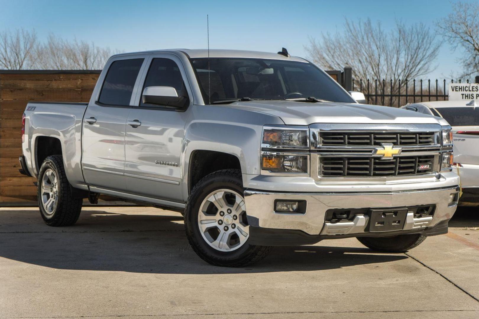 2015 SILVER Chevrolet Silverado 1500 LT Crew Cab 4WD (3GCUKREC7FG) with an 5.3L V8 OHV 16V engine, 6-Speed Automatic transmission, located at 2401 E Main St., Grand Prairie, TX, 75050, (972) 262-4440, 32.748981, -96.969643 - Photo#3