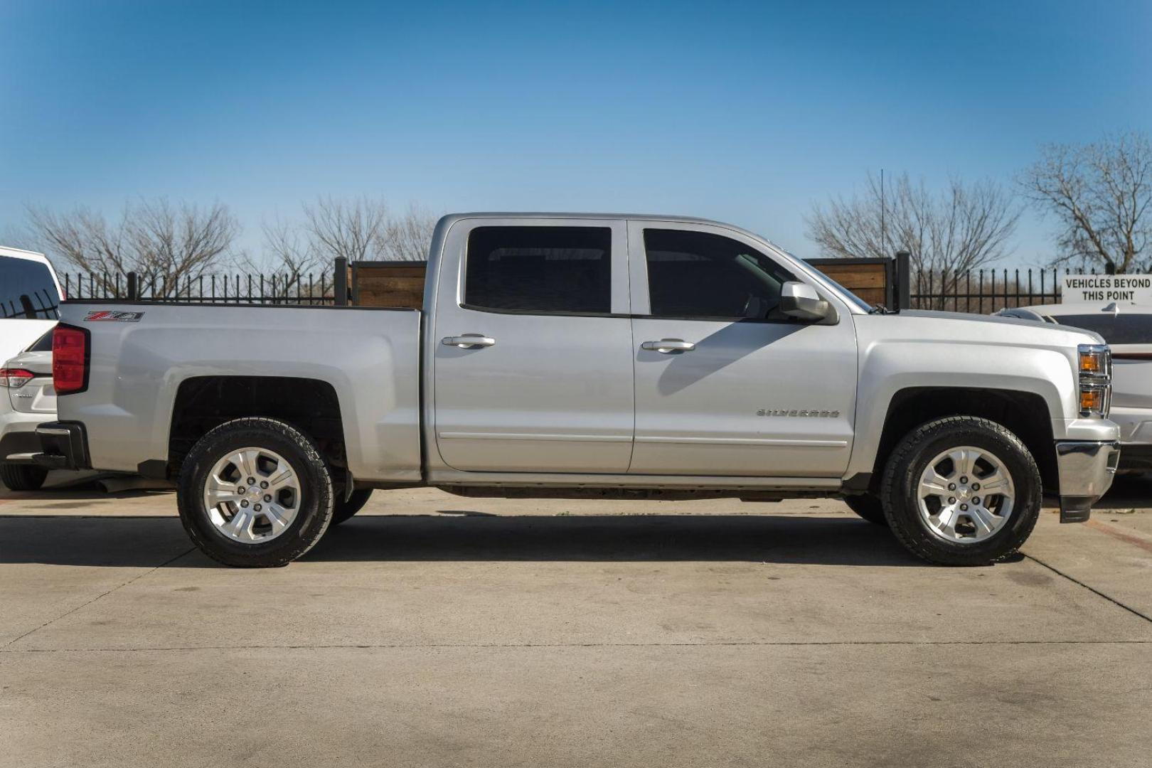 2015 SILVER Chevrolet Silverado 1500 LT Crew Cab 4WD (3GCUKREC7FG) with an 5.3L V8 OHV 16V engine, 6-Speed Automatic transmission, located at 2401 E Main St., Grand Prairie, TX, 75050, (972) 262-4440, 32.748981, -96.969643 - Photo#4