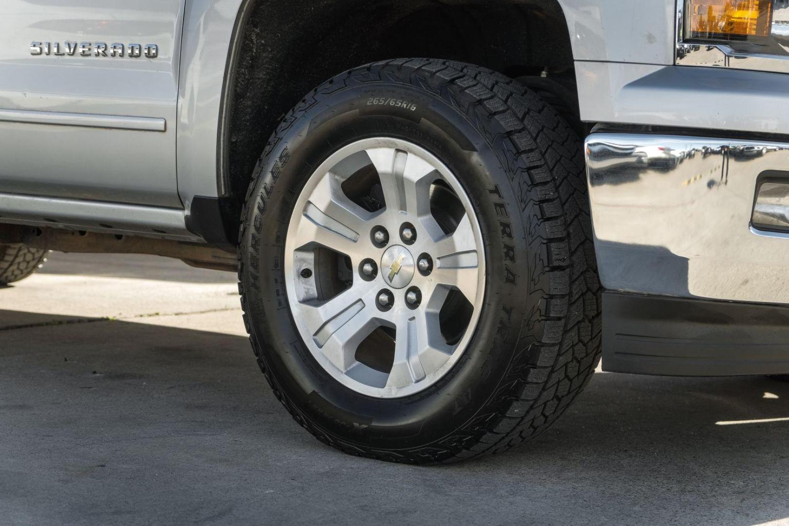 2015 SILVER Chevrolet Silverado 1500 LT Crew Cab 4WD (3GCUKREC7FG) with an 5.3L V8 OHV 16V engine, 6-Speed Automatic transmission, located at 2401 E Main St., Grand Prairie, TX, 75050, (972) 262-4440, 32.748981, -96.969643 - Photo#50