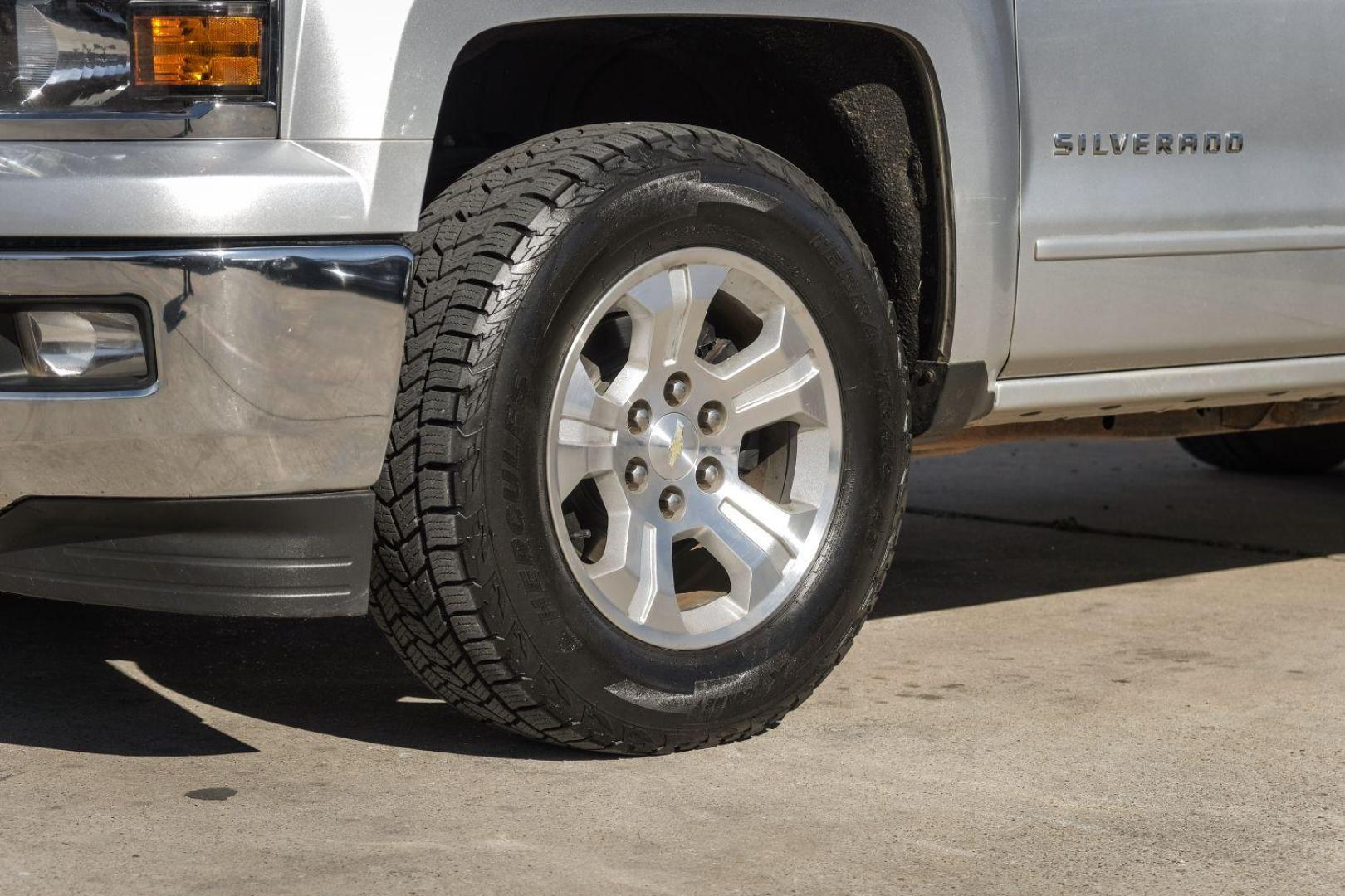 2015 SILVER Chevrolet Silverado 1500 LT Crew Cab 4WD (3GCUKREC7FG) with an 5.3L V8 OHV 16V engine, 6-Speed Automatic transmission, located at 2401 E Main St., Grand Prairie, TX, 75050, (972) 262-4440, 32.748981, -96.969643 - Photo#51