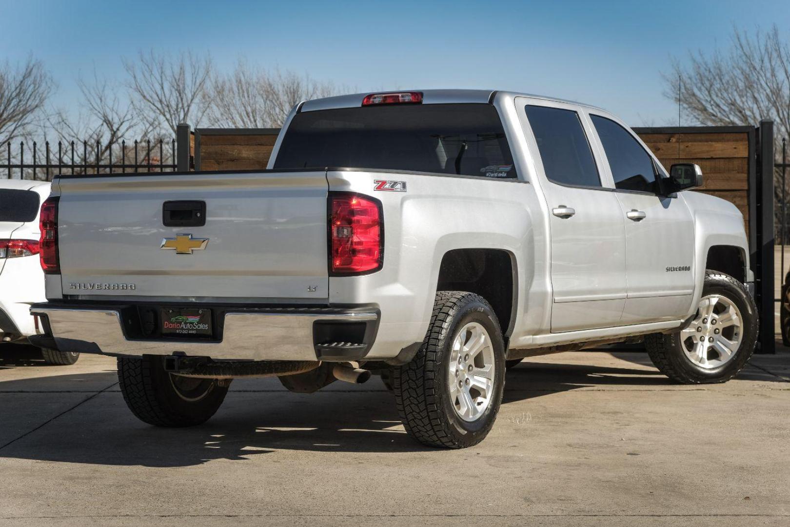 2015 SILVER Chevrolet Silverado 1500 LT Crew Cab 4WD (3GCUKREC7FG) with an 5.3L V8 OHV 16V engine, 6-Speed Automatic transmission, located at 2401 E Main St., Grand Prairie, TX, 75050, (972) 262-4440, 32.748981, -96.969643 - Photo#5