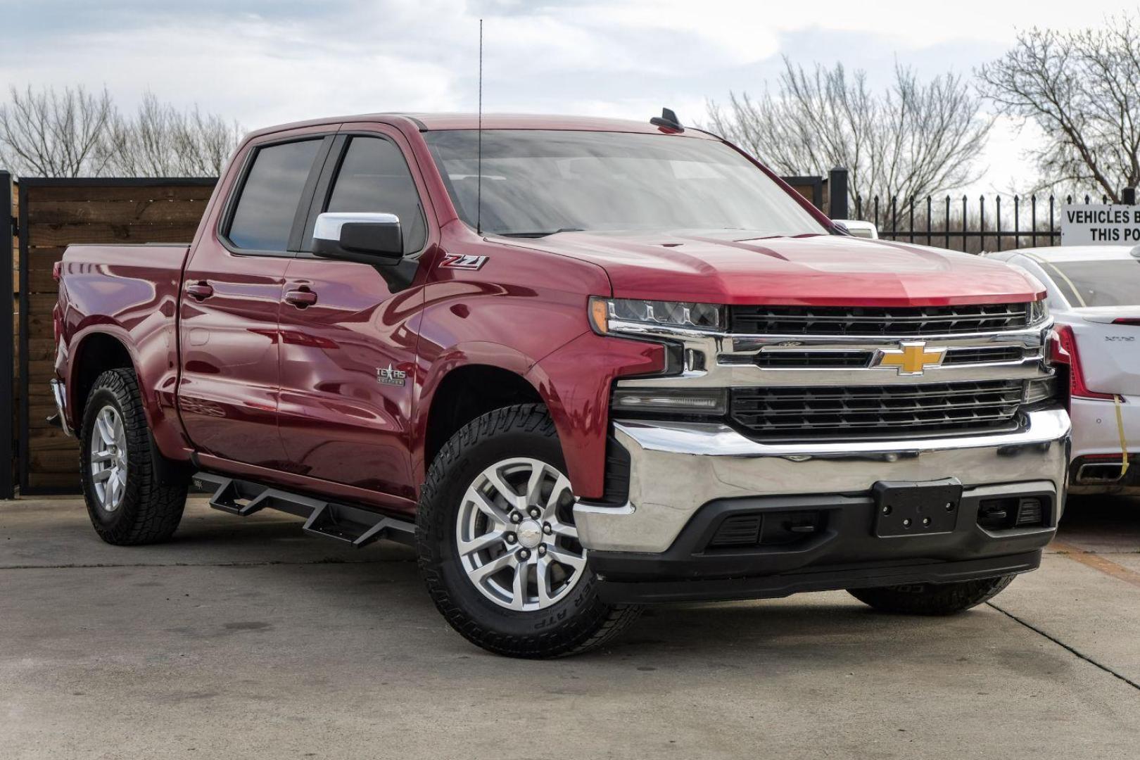 2019 RED Chevrolet Silverado 1500 LT Crew Cab 4WD (3GCUYDED4KG) with an 5.3L V8 OHV 16V engine, 6-Speed Automatic transmission, located at 2401 E Main St., Grand Prairie, TX, 75050, (972) 262-4440, 32.748981, -96.969643 - Photo#3