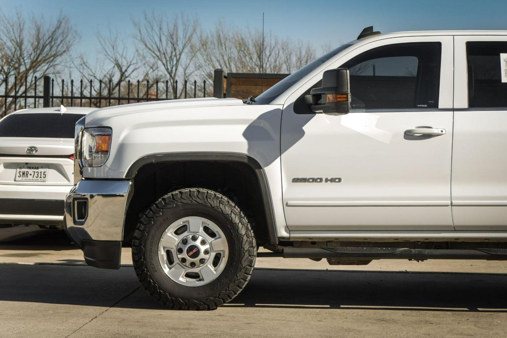 2017 WHITE GMC Sierra 2500HD SLE Crew Cab Long Box 2WD (1GT11SEG4HF) with an 6.0L V8 OHV 16V FFV engine, 6-Speed Automatic transmission, located at 2401 E Main St., Grand Prairie, TX, 75050, (972) 262-4440, 32.748981, -96.969643 - Photo#9