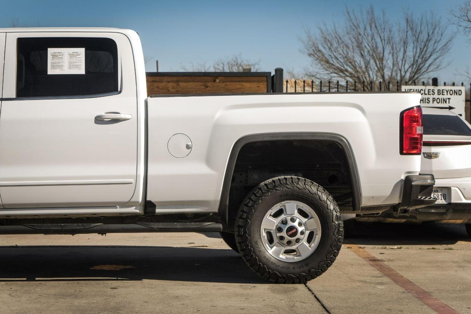 2017 WHITE GMC Sierra 2500HD SLE Crew Cab Long Box 2WD (1GT11SEG4HF) with an 6.0L V8 OHV 16V FFV engine, 6-Speed Automatic transmission, located at 2401 E Main St., Grand Prairie, TX, 75050, (972) 262-4440, 32.748981, -96.969643 - Photo#10