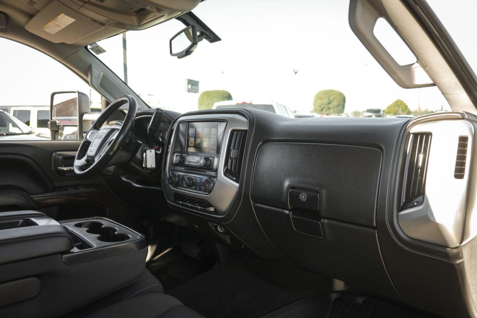 2017 WHITE GMC Sierra 2500HD SLE Crew Cab Long Box 2WD (1GT11SEG4HF) with an 6.0L V8 OHV 16V FFV engine, 6-Speed Automatic transmission, located at 2401 E Main St., Grand Prairie, TX, 75050, (972) 262-4440, 32.748981, -96.969643 - Photo#11