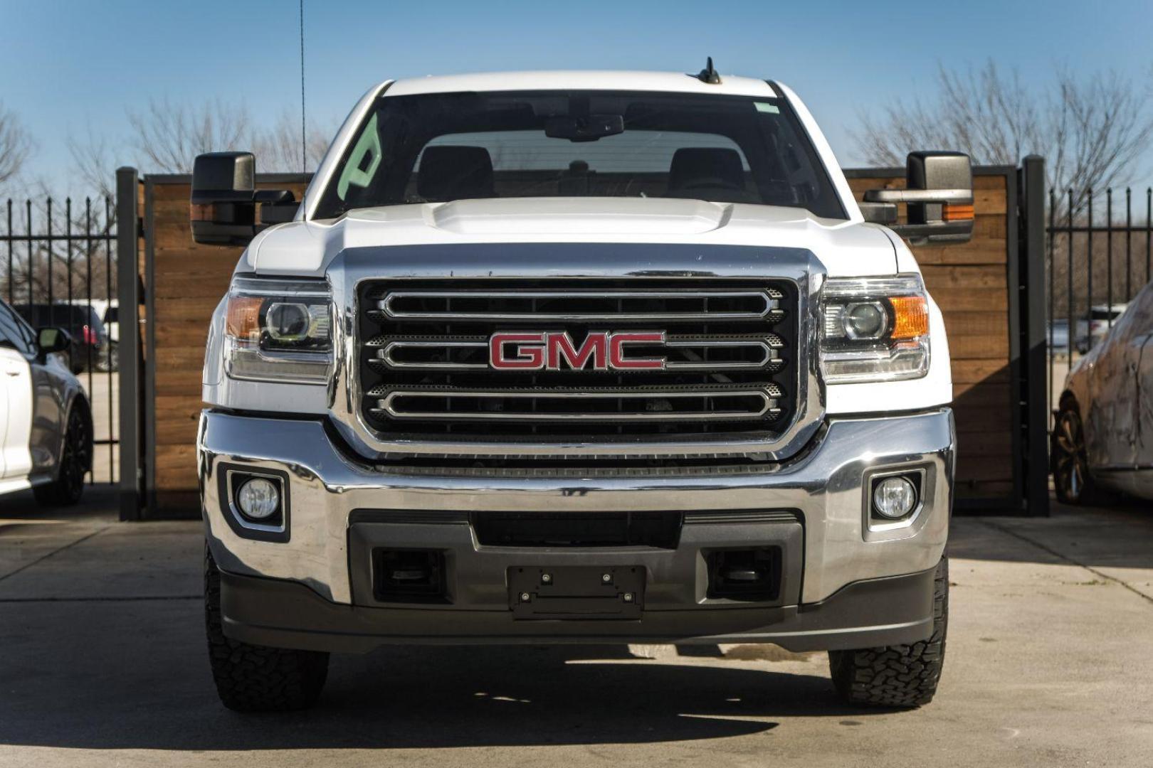 2017 WHITE GMC Sierra 2500HD SLE Crew Cab Long Box 2WD (1GT11SEG4HF) with an 6.0L V8 OHV 16V FFV engine, 6-Speed Automatic transmission, located at 2401 E Main St., Grand Prairie, TX, 75050, (972) 262-4440, 32.748981, -96.969643 - Photo#2