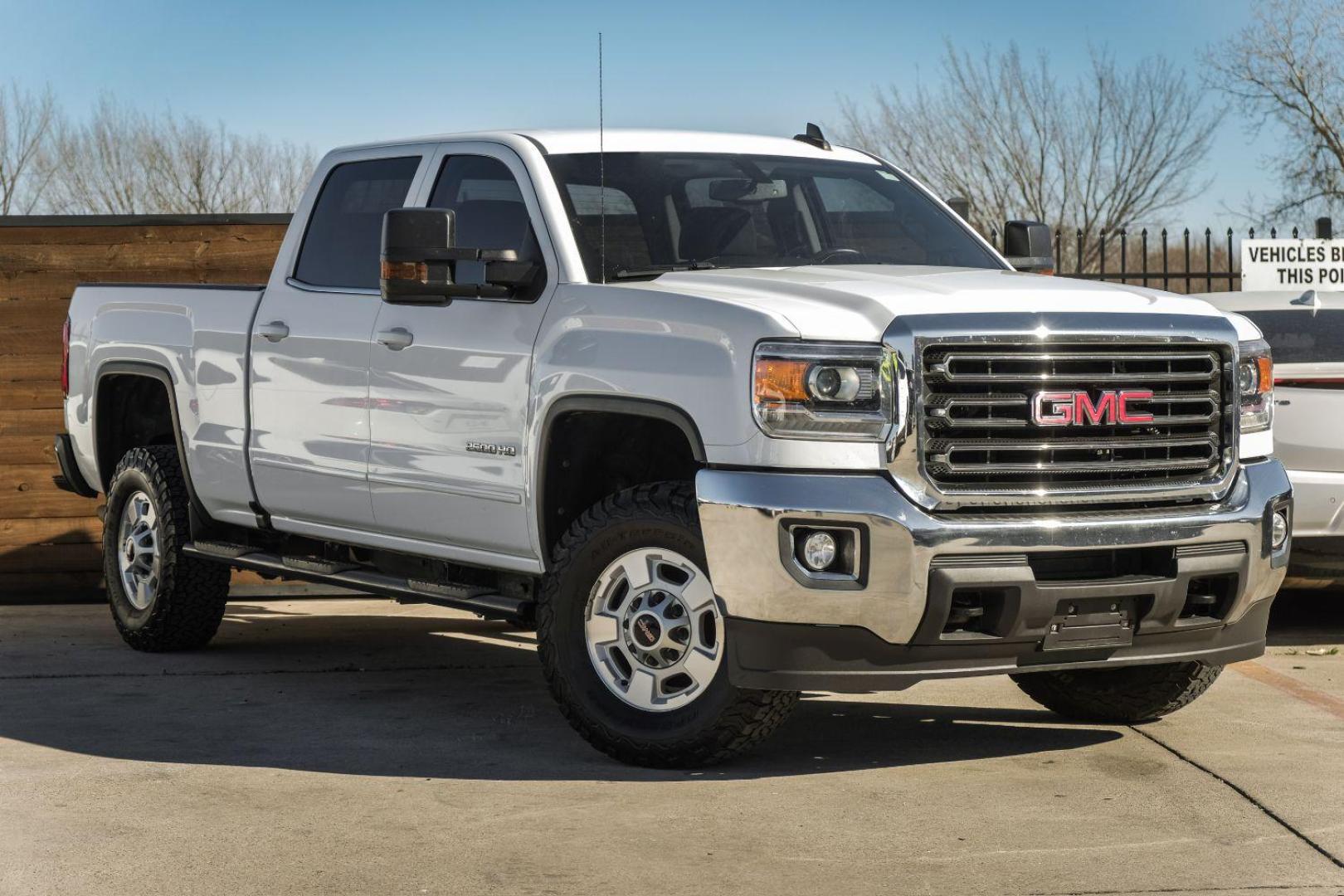 2017 WHITE GMC Sierra 2500HD SLE Crew Cab Long Box 2WD (1GT11SEG4HF) with an 6.0L V8 OHV 16V FFV engine, 6-Speed Automatic transmission, located at 2401 E Main St., Grand Prairie, TX, 75050, (972) 262-4440, 32.748981, -96.969643 - Photo#3