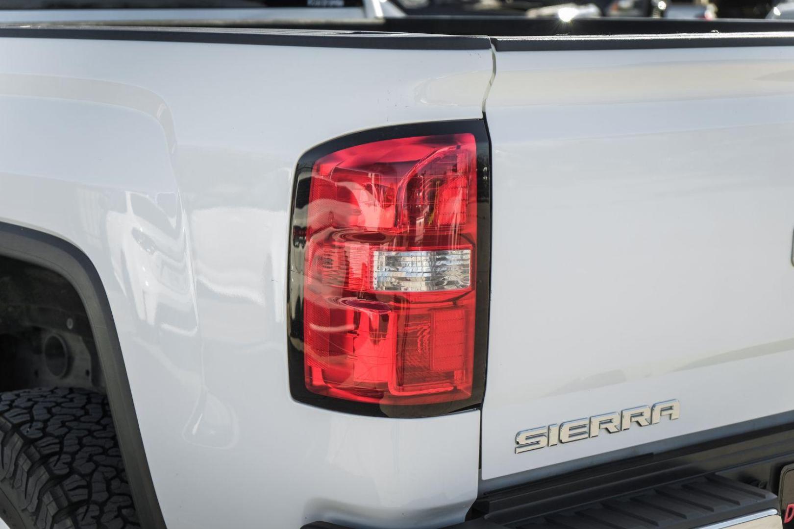 2017 WHITE GMC Sierra 2500HD SLE Crew Cab Long Box 2WD (1GT11SEG4HF) with an 6.0L V8 OHV 16V FFV engine, 6-Speed Automatic transmission, located at 2401 E Main St., Grand Prairie, TX, 75050, (972) 262-4440, 32.748981, -96.969643 - Photo#43