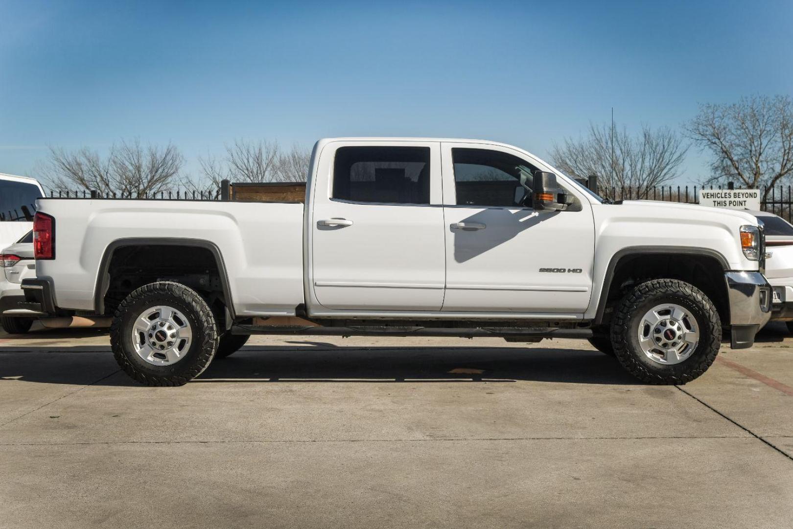 2017 WHITE GMC Sierra 2500HD SLE Crew Cab Long Box 2WD (1GT11SEG4HF) with an 6.0L V8 OHV 16V FFV engine, 6-Speed Automatic transmission, located at 2401 E Main St., Grand Prairie, TX, 75050, (972) 262-4440, 32.748981, -96.969643 - Photo#4