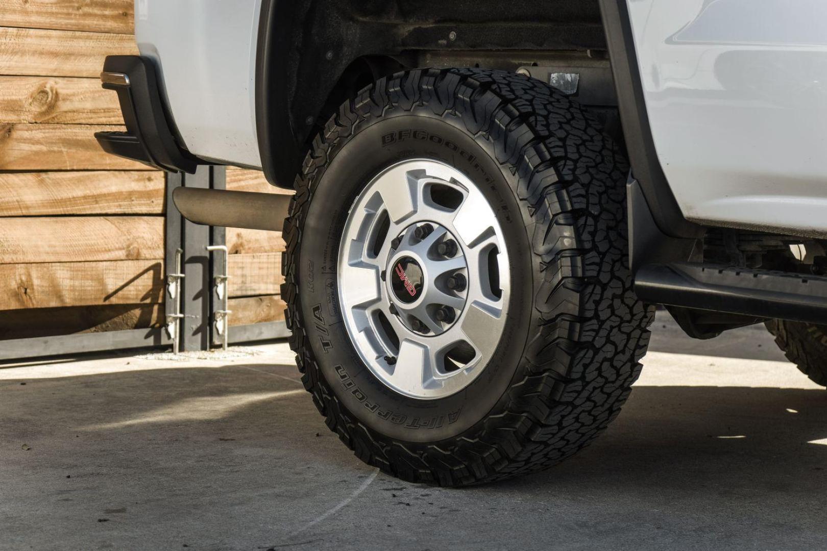 2017 WHITE GMC Sierra 2500HD SLE Crew Cab Long Box 2WD (1GT11SEG4HF) with an 6.0L V8 OHV 16V FFV engine, 6-Speed Automatic transmission, located at 2401 E Main St., Grand Prairie, TX, 75050, (972) 262-4440, 32.748981, -96.969643 - Photo#49