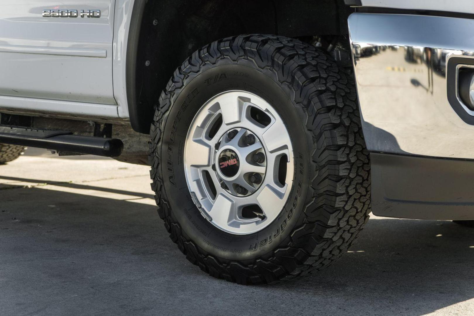 2017 WHITE GMC Sierra 2500HD SLE Crew Cab Long Box 2WD (1GT11SEG4HF) with an 6.0L V8 OHV 16V FFV engine, 6-Speed Automatic transmission, located at 2401 E Main St., Grand Prairie, TX, 75050, (972) 262-4440, 32.748981, -96.969643 - Photo#50