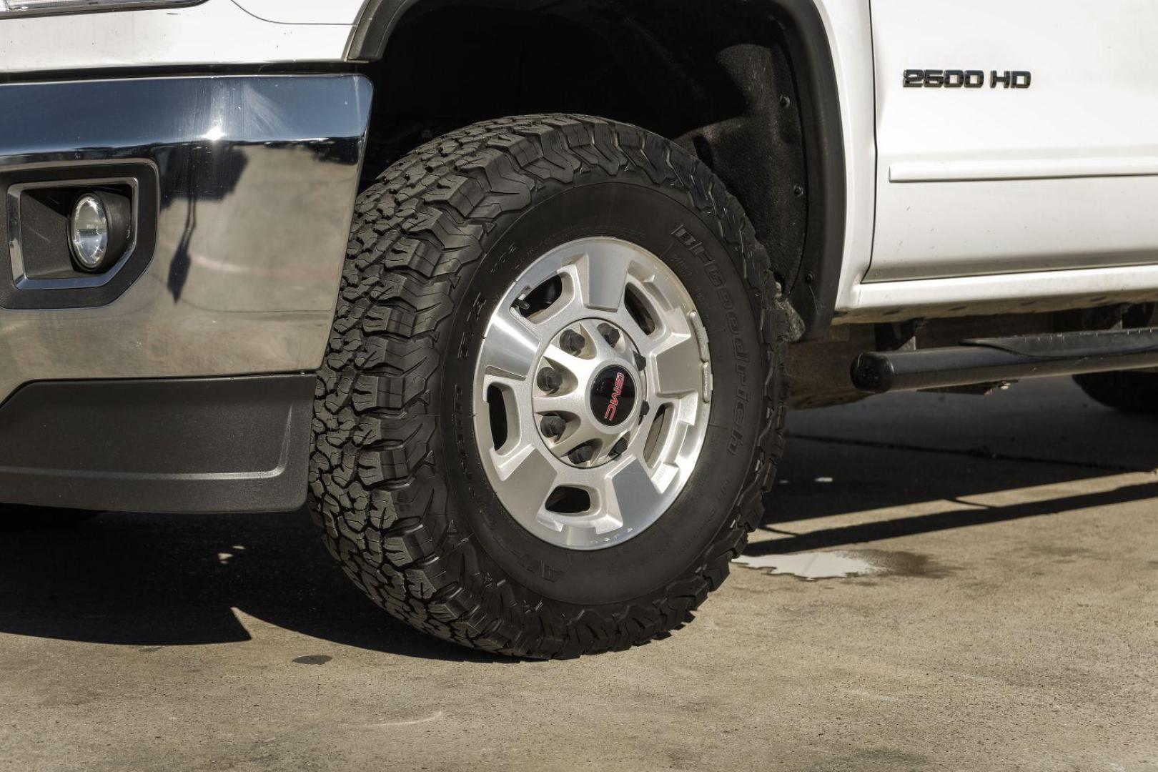 2017 WHITE GMC Sierra 2500HD SLE Crew Cab Long Box 2WD (1GT11SEG4HF) with an 6.0L V8 OHV 16V FFV engine, 6-Speed Automatic transmission, located at 2401 E Main St., Grand Prairie, TX, 75050, (972) 262-4440, 32.748981, -96.969643 - Photo#51