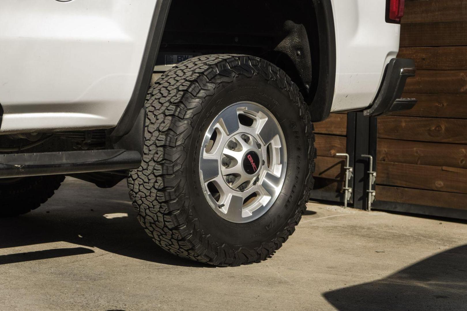 2017 WHITE GMC Sierra 2500HD SLE Crew Cab Long Box 2WD (1GT11SEG4HF) with an 6.0L V8 OHV 16V FFV engine, 6-Speed Automatic transmission, located at 2401 E Main St., Grand Prairie, TX, 75050, (972) 262-4440, 32.748981, -96.969643 - Photo#52