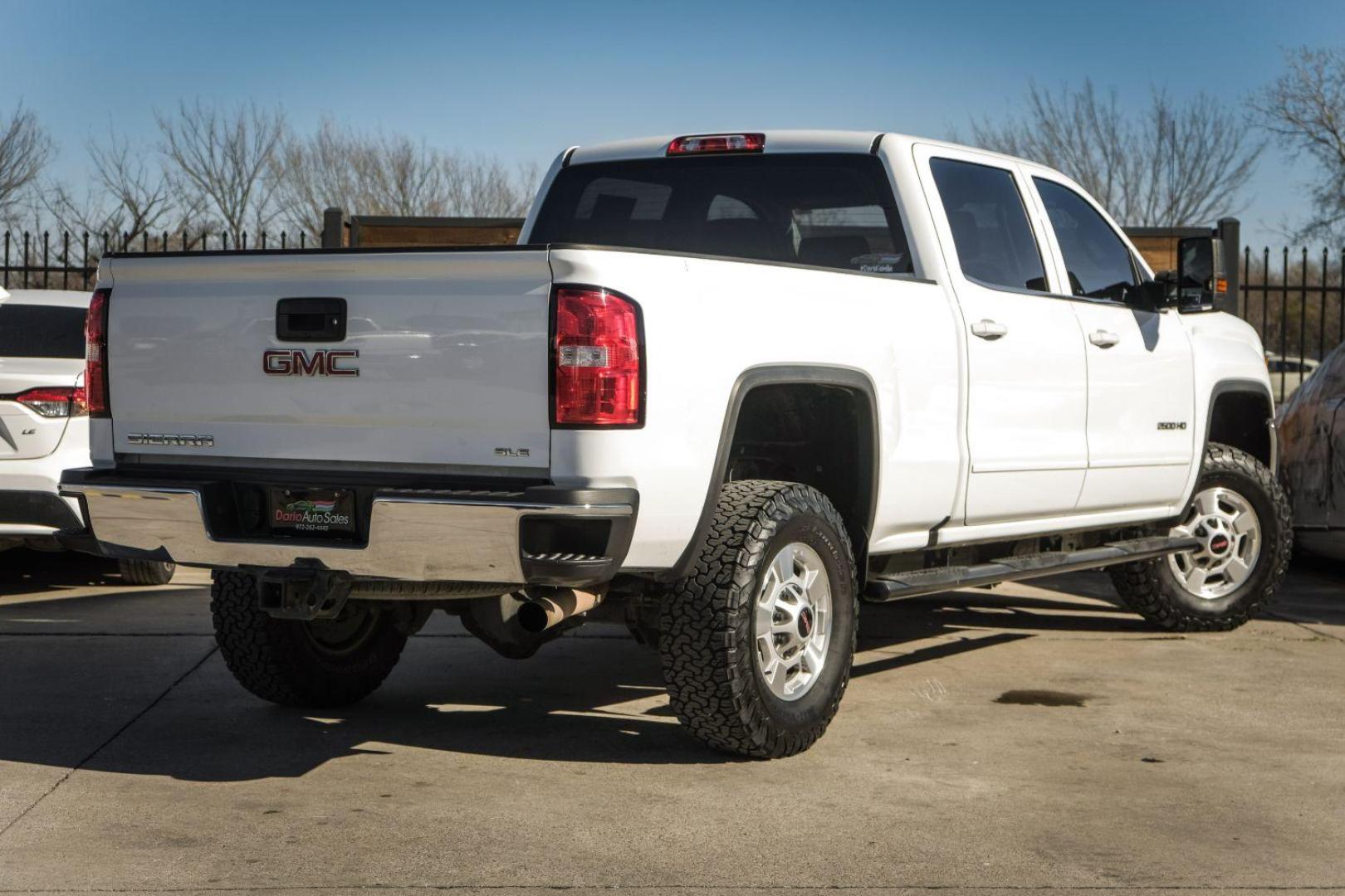 2017 WHITE GMC Sierra 2500HD SLE Crew Cab Long Box 2WD (1GT11SEG4HF) with an 6.0L V8 OHV 16V FFV engine, 6-Speed Automatic transmission, located at 2401 E Main St., Grand Prairie, TX, 75050, (972) 262-4440, 32.748981, -96.969643 - Photo#5