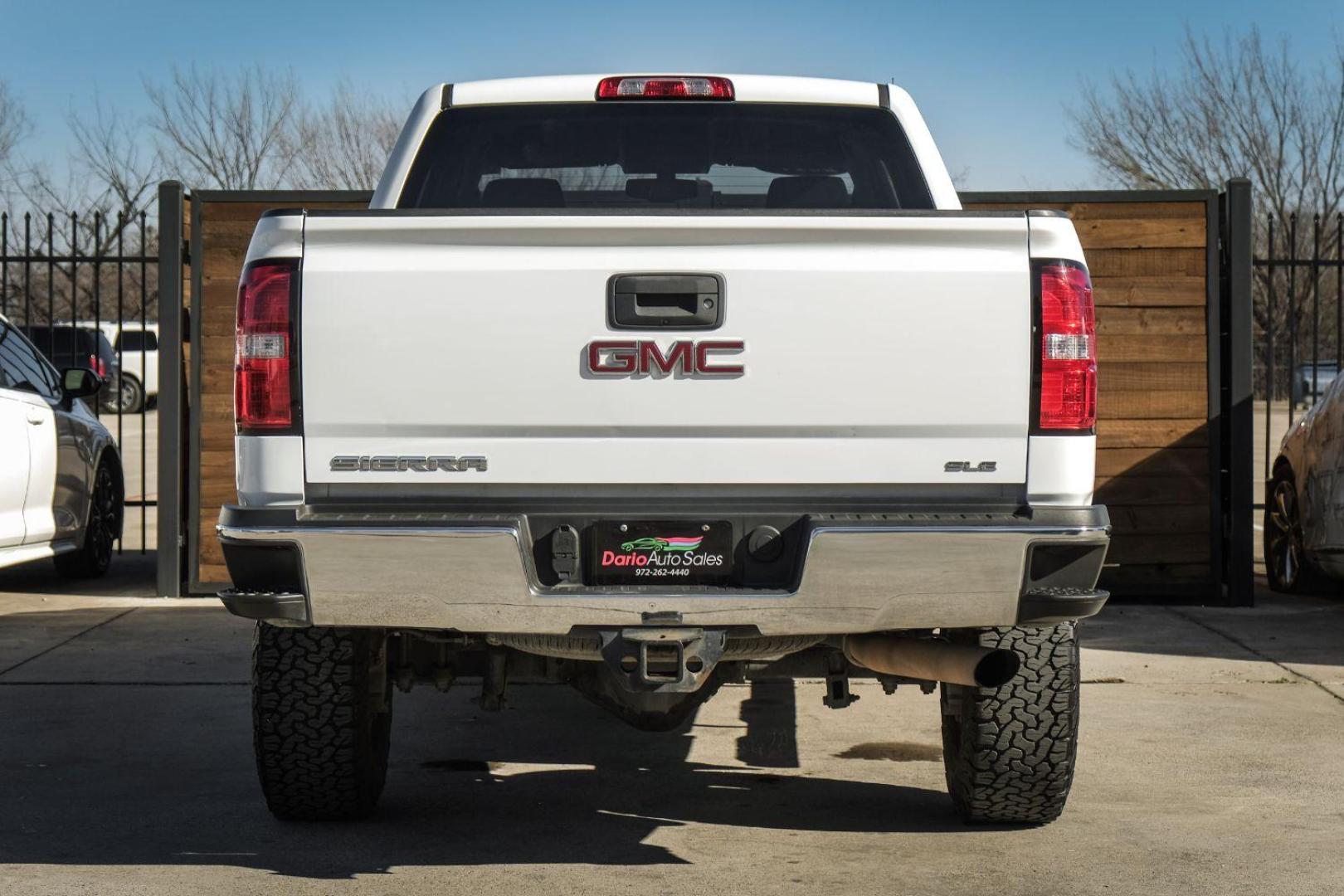 2017 WHITE GMC Sierra 2500HD SLE Crew Cab Long Box 2WD (1GT11SEG4HF) with an 6.0L V8 OHV 16V FFV engine, 6-Speed Automatic transmission, located at 2401 E Main St., Grand Prairie, TX, 75050, (972) 262-4440, 32.748981, -96.969643 - Photo#6