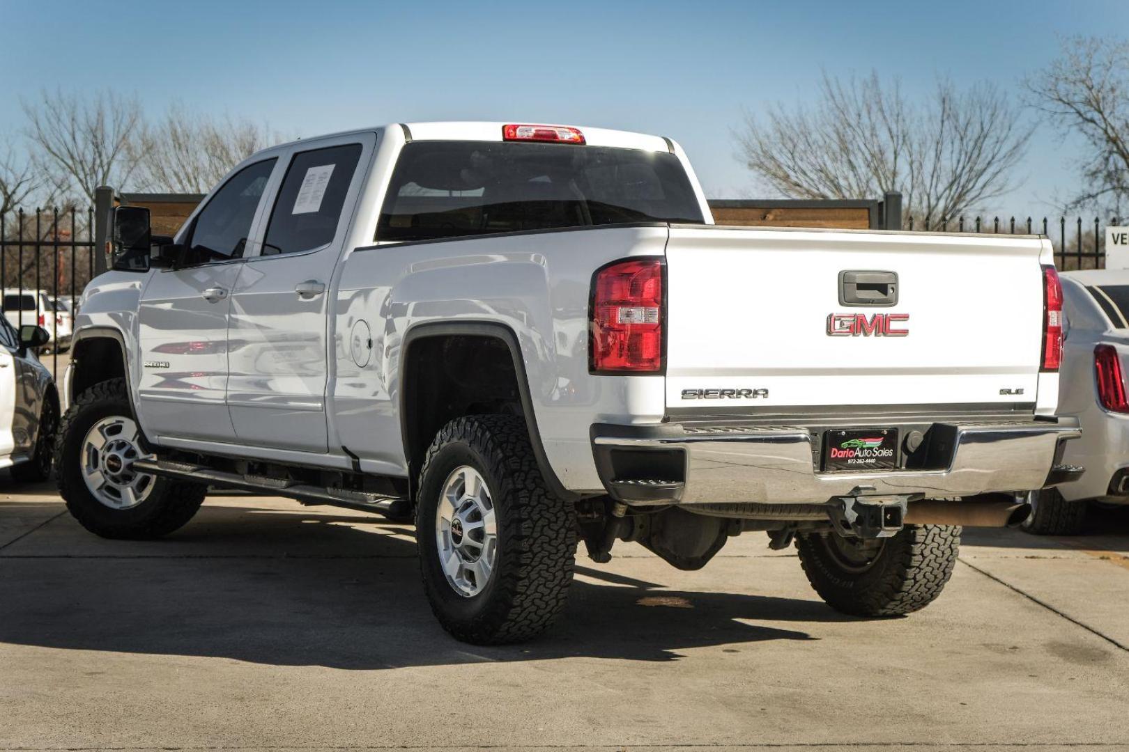 2017 WHITE GMC Sierra 2500HD SLE Crew Cab Long Box 2WD (1GT11SEG4HF) with an 6.0L V8 OHV 16V FFV engine, 6-Speed Automatic transmission, located at 2401 E Main St., Grand Prairie, TX, 75050, (972) 262-4440, 32.748981, -96.969643 - Photo#7