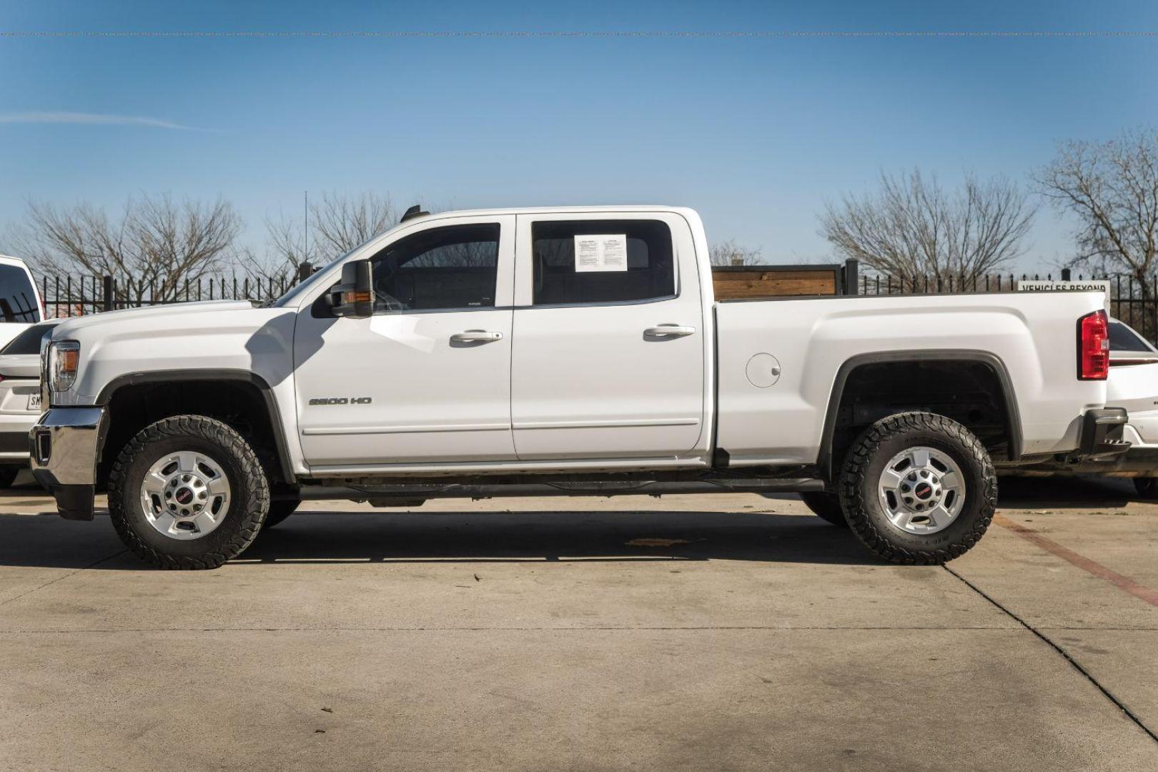 2017 WHITE GMC Sierra 2500HD SLE Crew Cab Long Box 2WD (1GT11SEG4HF) with an 6.0L V8 OHV 16V FFV engine, 6-Speed Automatic transmission, located at 2401 E Main St., Grand Prairie, TX, 75050, (972) 262-4440, 32.748981, -96.969643 - Photo#8